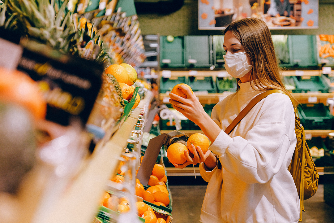 Mulher escolhendo alimentos no supermercado