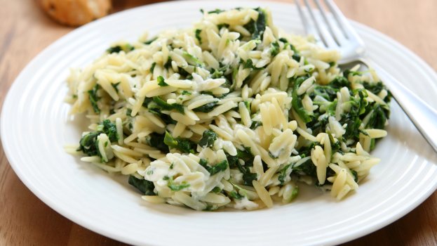 Arroz verde com talos de agrião Ingredientes: 1 maço de talos de agrião 2 xícaras (chá) de arroz cru, lavado 2 dentes de alhos 1 cebola pequena ralada 2 colheres (sopa) de óleo 100g de semente de abóbora crua 100g de castanha de caju picada Modo de preparar: lave os talos do agrião, junte, e corte bem fininhos. Doure o alho com a cebola no óleo e junte o agrião, refogue-os, e junte o arroz. Refogue mais um pouco, cubra com água e cozinhe em fogo médio até cozinhar a gosto. Finalize com as castanhas de caju e as sementes de abóbora.